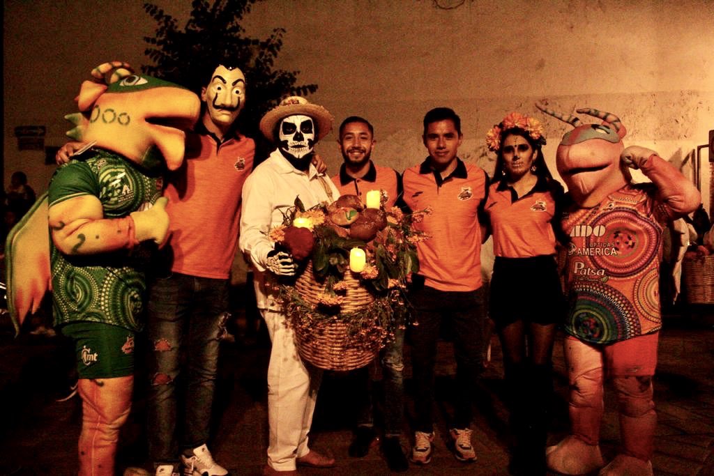 AlebrijesOaxaca's tweet photo. 📸💀| Disfrutamos de la #GranComparsa que se realizó esta noche en nuestra hermosa ciudad de #Oaxaca en el inicio de los festejos del #DíaDeMuertos viviendo nuestras #Tradiciones 

#AlebrijesEsOaxaca💚🖤🧡 #Alebrijes🦗 https://t.co/VvyE6Ptrl5