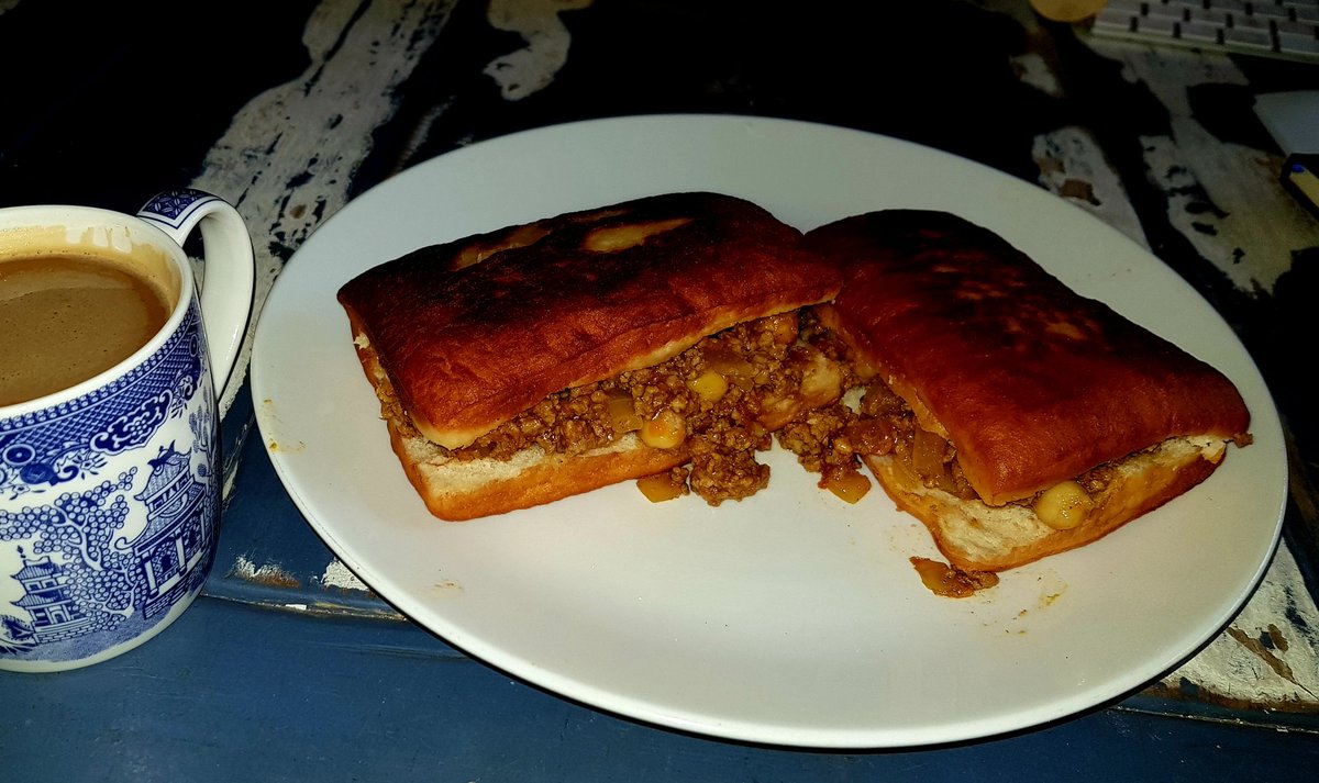 christiaanjv1's tweet image. Rugby breakfast....homemade kerrie vetkoek. Not bad for a first attempt
#bachelorlife
#guyscooking