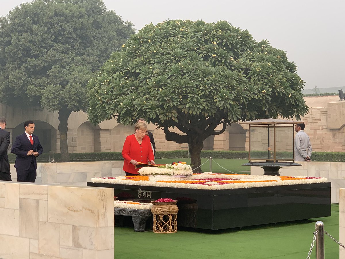 netizenmay's tweet photo. Die zweitägigen 5. Deutsch-Indischen Regierungskonsultationen haben in Präsidentenpalast mit einer militärischen Ehrung mit Premier Modi und der deutschen Delegation begonnen. Danach legte Angela Merkel an Gandhis Einäscherungsstätte, Rajghat, einen Kranz nieder. https://t.co/R1X4EWITSq
