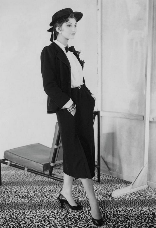 アキヤ Na Tviteru こういうローマの休日でオードリー ヘプバーンが着てるようなファッションスタイル ディオール作 にブチ切れて女性が動きやすい シャネルスーツ を作ったココ シャネル 77歳 T Co Jvvay29yft Tviter