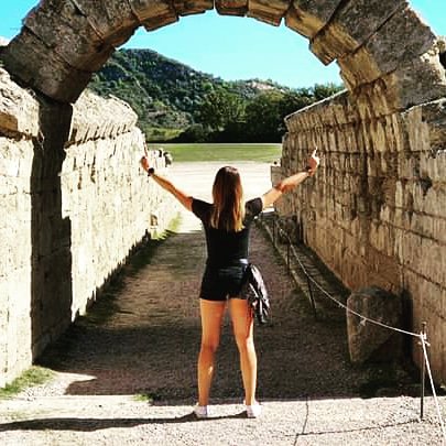 More2Win's tweet photo. 👇🏼Onze @anneboidin bij het eerste Olympische Stadion in #Olympia🇬🇷, daar waar het 776 jaar vóór Christus allemaal begon... #TokyoFriday🇯🇵 https://t.co/0l2vmeXFlM