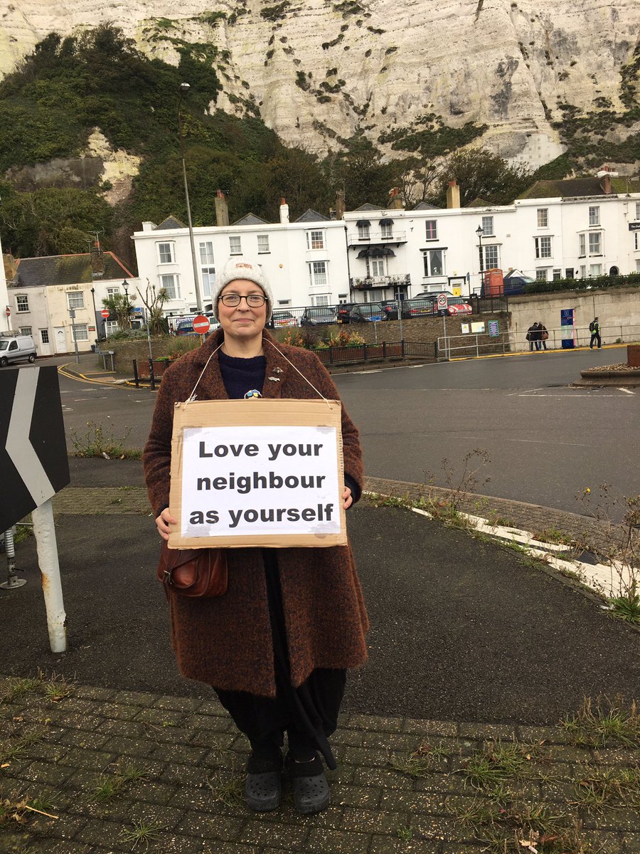 KCPeaceA's tweet photo. Our #RefugeesWelcome vigil at Dover this morning was met with wonderful positivity. A seafront hotel owner even came and offered us tea and coffee. We sang “now the green blade riseth” and proclaimed that #GodsLoveKnowsNoBorders. (1/3) https://t.co/vlB9jE4a9d
