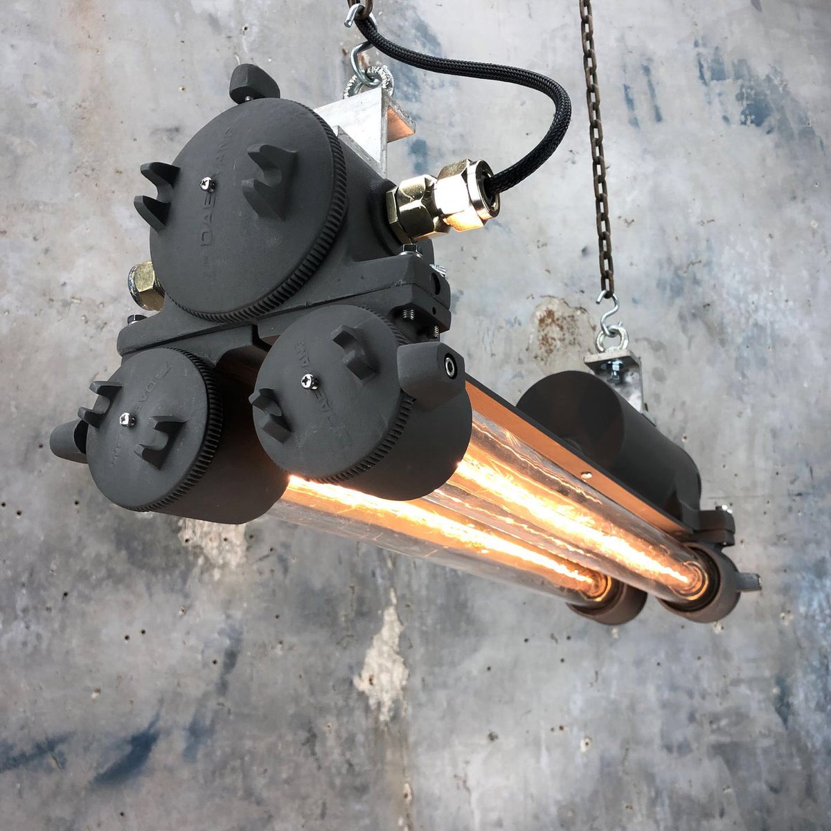 LoomLight's tweet image. The interiors trend for #black has been on the rise over the past year taking design cues from industrial style fixtures &amp;amp; fittings. This is a #vintage #industrial #edison striplight #reclaimed &amp;amp; professionally restored for modern interiors. #lighting