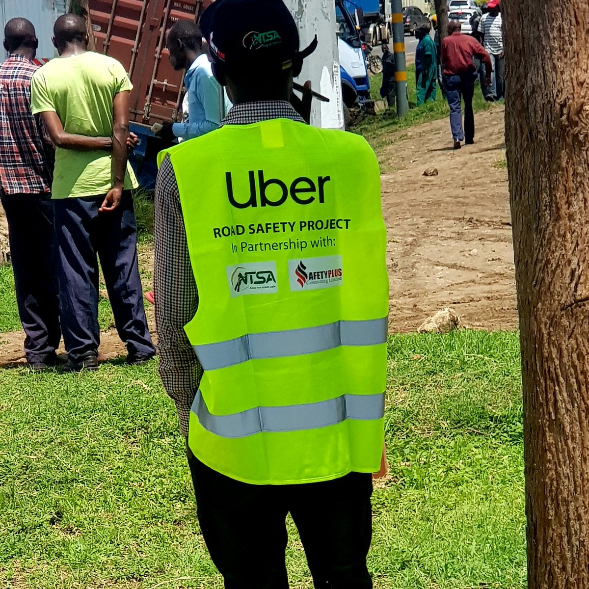 realDanielJuma's tweet photo. A speeding truck KAT 965 R loses control after being flagged to stop by Road Safety interns working for
@Uber #RoadSafetyProject in partnership with @ntsa_kenya.  Instead of using interns, install speed bumps or flyovers. #RoadSafety @Ma3Route @KenyanTraffic @KenyaPolice3 https://t.co/9TKExr5SQs