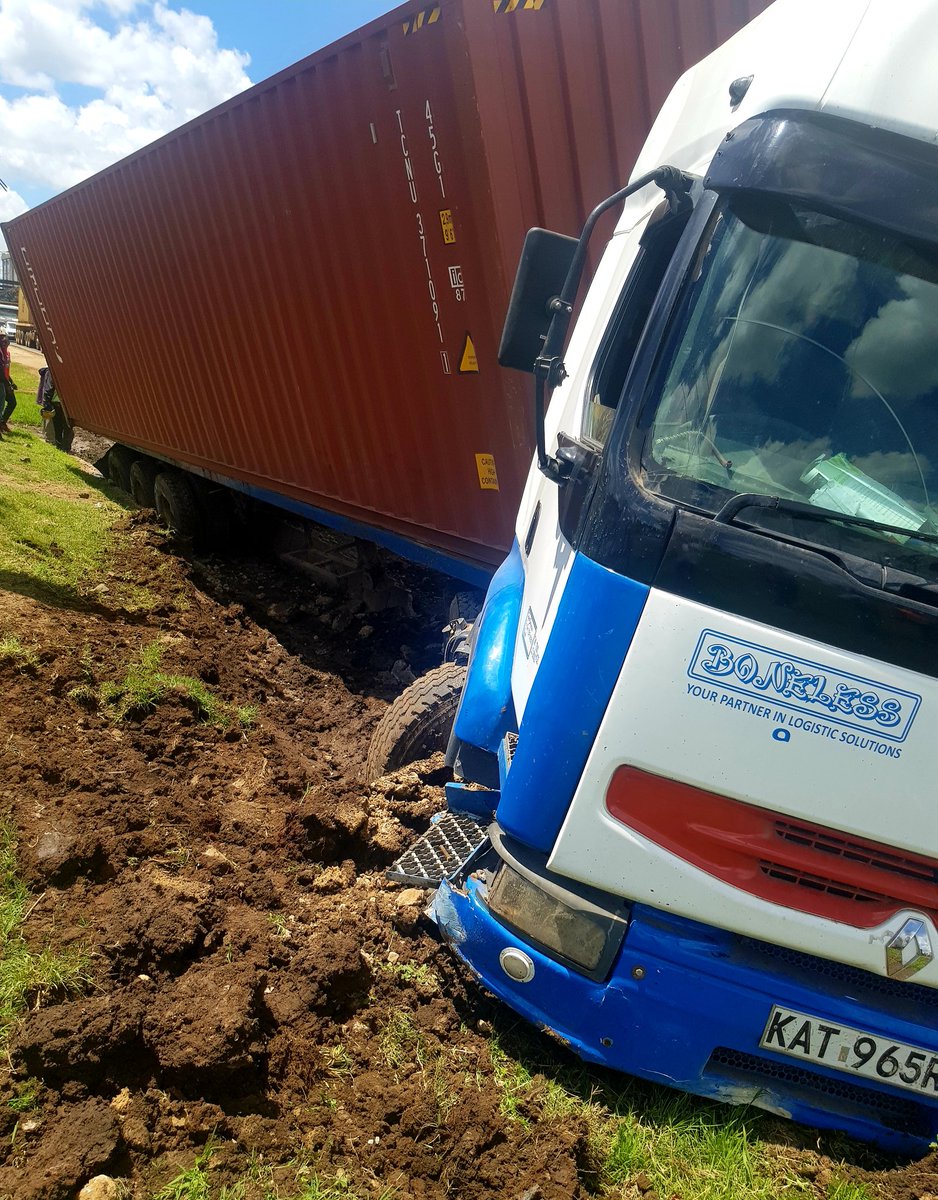 realDanielJuma's tweet photo. A speeding truck KAT 965 R loses control after being flagged to stop by Road Safety interns working for
@Uber #RoadSafetyProject in partnership with @ntsa_kenya.  Instead of using interns, install speed bumps or flyovers. #RoadSafety @Ma3Route @KenyanTraffic @KenyaPolice3 https://t.co/9TKExr5SQs