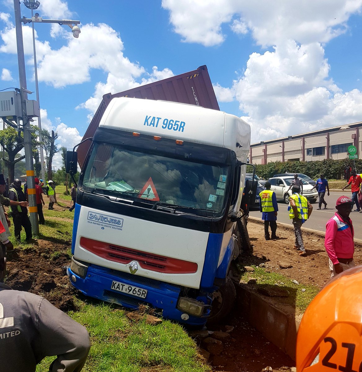realDanielJuma's tweet photo. A speeding truck KAT 965 R loses control after being flagged to stop by Road Safety interns working for
@Uber #RoadSafetyProject in partnership with @ntsa_kenya.  Instead of using interns, install speed bumps or flyovers. #RoadSafety @Ma3Route @KenyanTraffic @KenyaPolice3 https://t.co/9TKExr5SQs