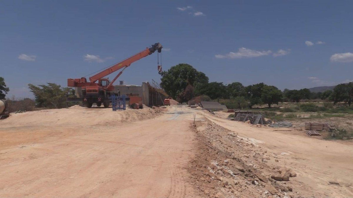 MATP_GOV_MG's tweet photo. #MAHTP #RN6 Ambilobe - Vohemar / Ambilobe - Antsiranana
Les travaux avancent bien, et ne s'arrêteront pas même durant la période des pluies.
Le Ministre Hajo ANDRIANAINARIVELO a aussi visité la réhabilitation du pont de Marivorahona et le combrage des brèches sur les digues. https://t.co/avcuzFNnpy