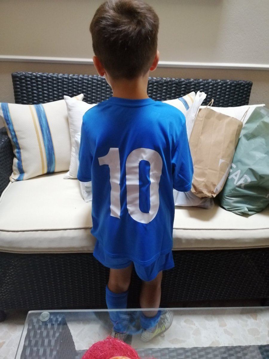 JeDaOdeMa's tweet photo. ¿10? ¿Messi? El siguiente apellido que reinará será el de Oliva, es de Arahal y es palangana, of course. Partido completo y 2 goles #OrgulloDeTito 😊 https://t.co/ZqQmtTcRZI