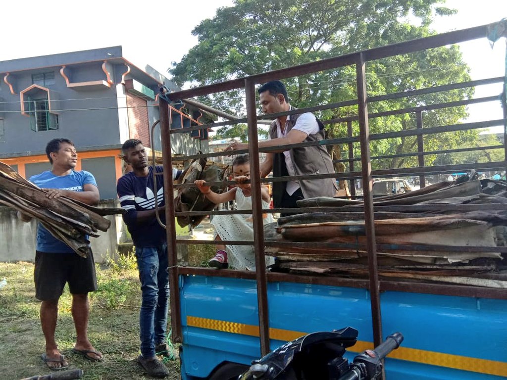 Gurudev's tweet photo. 600+ ULFA cadres have undergone @ArtofLiving course &amp; 27 families among them are employed at the Areca nut plate manufacturing unit, ULFA Ceasefire Camp, Kakopothar,Assam through @ArtofLiving's Rural Development Program &amp; @asdm_social. Efforts are on to get employment for others. https://t.co/rJIbBB0zn4