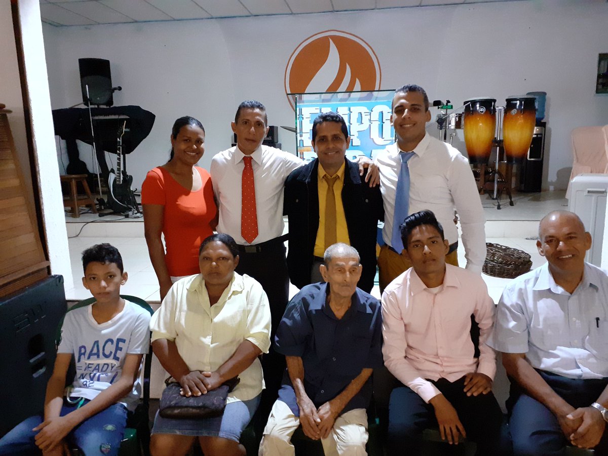 LPentecostalesM's tweet photo. Nuevos bautizados en el nombre de Jesús junto al co-pastor, los lideres FDE y el líder de Casas de Paz https://t.co/vCvThcGYey