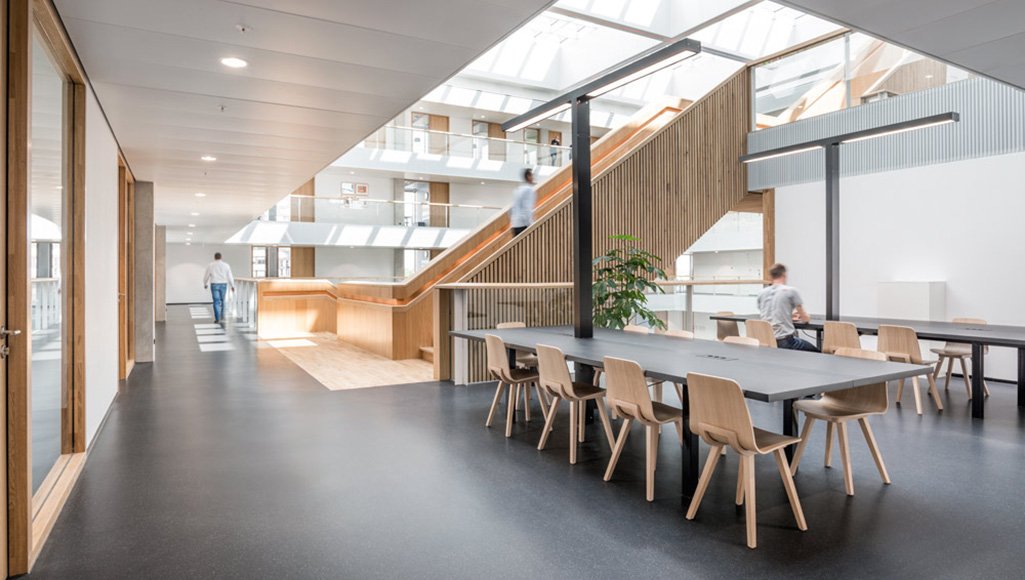 Puristisch-minimalistisch en tegelijkertijd uitnodigend huiselijk. Tegenstrijdigheden in interieurontwerp? Niet voor nora flooring systems. De noraplan unita rubber vloerbedekking bereikt precies deze evenwichtsoefening: bit.ly/36pVmD1