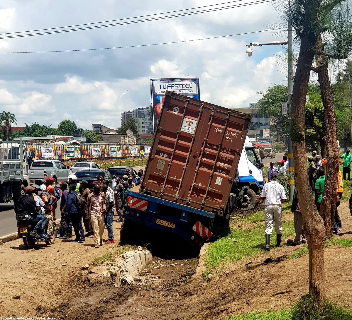 a3Route's tweet photo. 13:18 #KAT965R A speeding truck loses control after being flagged to stop by Road Safety interns working for @Uber #RoadSafetyProject in partnership with @ntsa_kenya. Instead of using interns, install s https://t.co/kJutiffwoK https://t.co/hstptKbdTq via @realDanielJuma