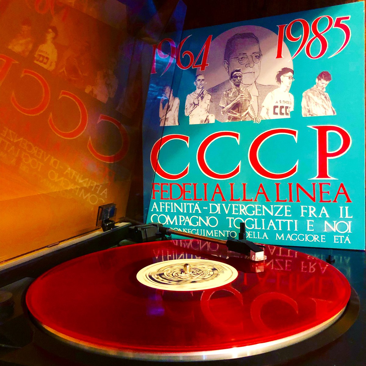 Riotcatss's tweet image. ..Nel bel mezzo del progresso di diversi colori
Tra i quali il nero il verde il moderno
Tifiamo rivolta tifiamo rivolta tifiamo rivolta..
#CCCP #FedeliAllaLinea #AffinitàDivergenze  #Vinyl #TifiamoRivolta