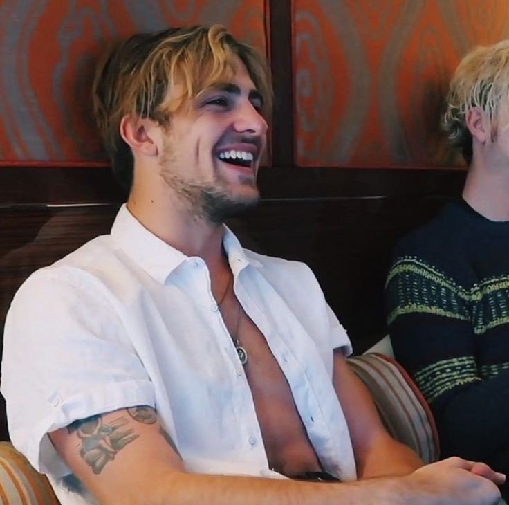 Ma in che senso Rocky Lynch fa 25 anni? Io sono rimasta al 2015
Happy birthday   