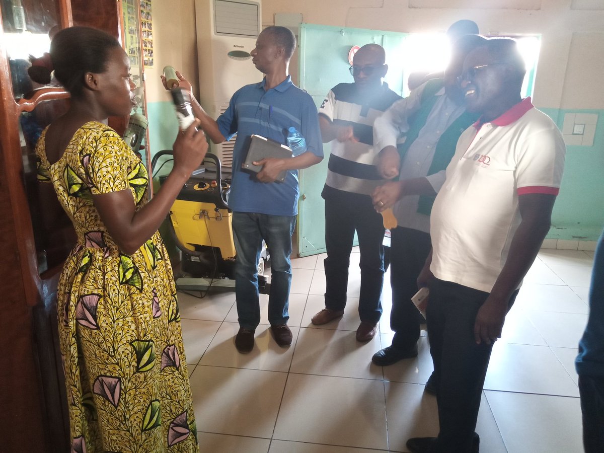 La responsable de l'exposition présente le poivre de Penja conditionné, au Directeur de l'ETD/BP-Yaounde.
<a href="/ILOAfrica/">ILO Africa</a>
<a href="/UN_Cameroon/">UN_Cameroon</a>