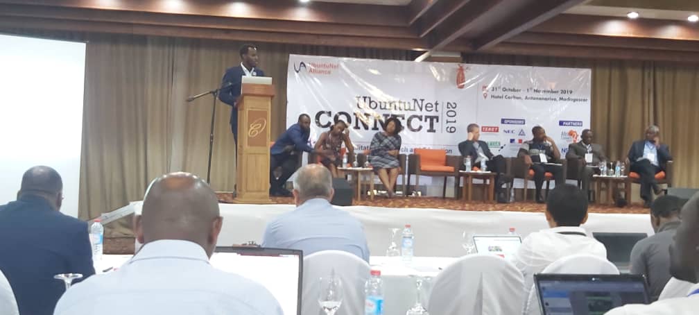 SomaliREN's tweet photo. Happening now: @SomaliREN's CTO, Eng. Ahmed Dahir Siyad (@adsiyad) is presenting on "Innovative Approaches to Funding Connectivity for Higher Education and Research Institutions: the case of EduSpot' at #UbuntuNetConnect2019
@UbuntuNet @SomaliaNCA @MPTTSomalia https://t.co/xiwp67GD3f