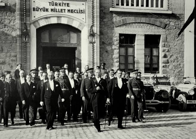 beyazpaylasim's tweet photo. 1 Kasım 1922 saltanat kaldırıldı.
Padişahın KULLARIM dediği halka Mustafa Kemal Atatürk EFENDİLER diye seslendi...  #saltanatınkaldırılması
1 Kasım 1928 Harf devrimi yapıldı ve Türkiye Cumhuriyeti çağdaş uygarlık adına büyük bir adım attı... https://t.co/rV6Un22075