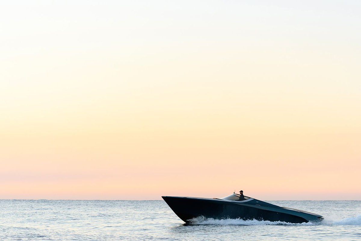 Waking up to a new month, with a whole weekend ahead. Enjoy the weekend in style with the #AM37 #AstonMartin #Powerboat