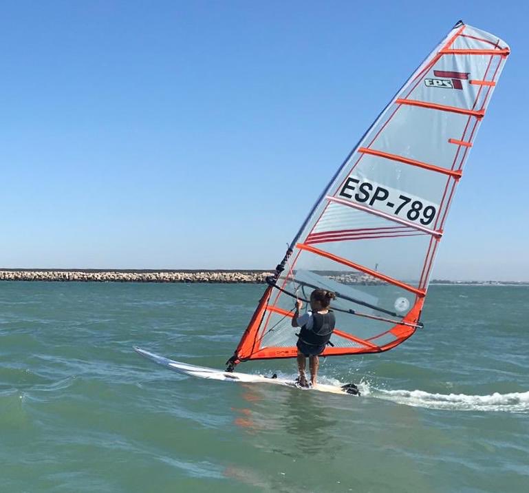 maritimomelilla's tweet photo. Buenas noticias desde Cadiz, nuestras regatistas de la clase Techno 293 están disputando el mundial, después de dos días con competición tenemos a Azul Sanchez Vallejo 3ª en categoría sub 15 y a Cristina Padilla Moreno 6ª sub 17 @maritimomelilla @nauticarcmm @CalzadoJos https://t.co/rkYAzE51RE