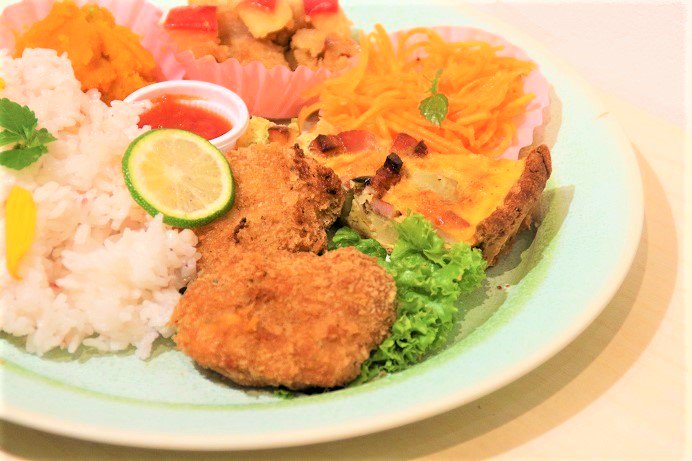 Hokyudo's tweet photo. ワ��プレート展出品のお皿を使っていろいろな食材を盛付けた画像をアップしていきます。今回は中村譲司くんの白翠結晶リム皿とイタリアンデリの組み合わせです。荒神口にあるSouZai屋さんのテイクアウトランチを盛付けました。軽やかな雰囲気ですがガッツリ感が出てしまいました。 https://t.co/jtS5ilbHr1