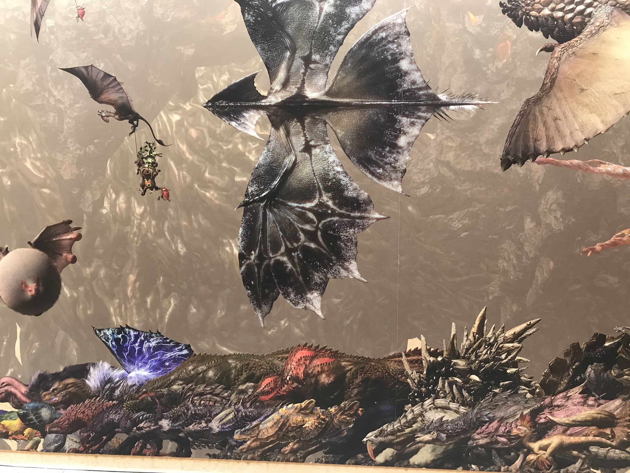 V V かにぱん つくば イシュワルダさんデカすぎでは しれっと映り込むガジャ でも４gパネル見ると ダレンモーランデカすぎではってなる モンスターハンター15周年展 T Co Zcc2lkj2gz Twitter