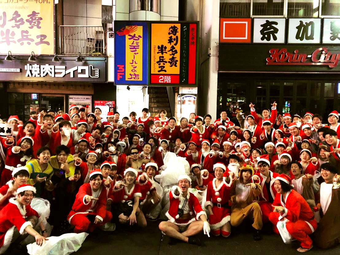 haruki_okoshi_'s tweet photo. ハロウィンは
若手100人で盛大に渋谷に感謝を伝えに行きました。

全力で楽しんで
全力で後片付け。

先輩達へ。
これが日本の若手達です。

#渋ハロ2019
#日本の文化 #若手が引き継ぎます
#全力で楽しんで全力で片付ける
#渋谷 #ハロウィン https://t.co/2JDAnNSfXp
