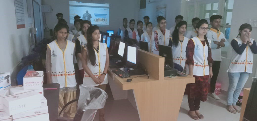 FTECOnline's tweet photo. Students of PMKK Delhi (North East District), taking #NationalUnityPledge on the occasion of #RashtriyaEktaDiwas to foster and reinforce our dedication to preserve and strengthen unit, integrity and security of our nation.
#SardarVallabhbhaiPatel @skillIndia @NSDCINDIA https://t.co/kPD2blwdFR