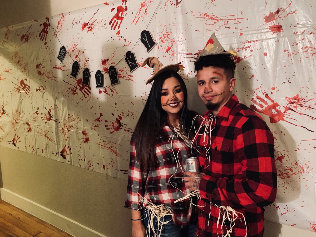 garza_demi's tweet photo. spooky scarecrows 🍁🍂 #scarecrow #makeup #loveofmyfknlife #matchingcostumes https://t.co/mawEqHPzJH