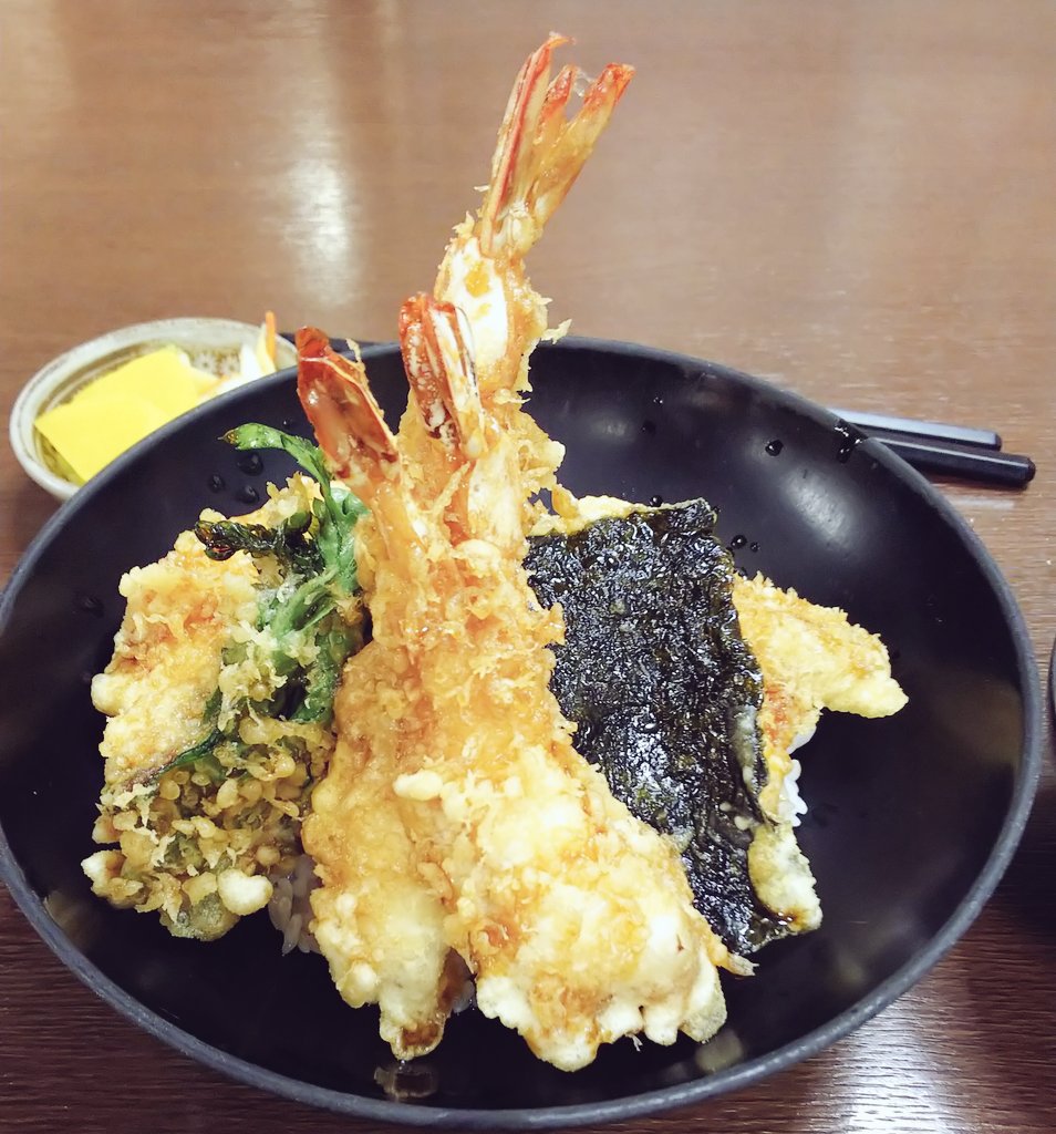 Tomtom 天丼をお店で食べるってなると蕎麦屋さんが多かったんだけど こりゃうまい 天ぷら屋さんの天ぷら美味しい さくさく 始終んまんまー すぎて見られない顔になっていたにちがいない 店内の雰囲気もおばあちゃんちみたいでほっこり落ち着く 蛯天