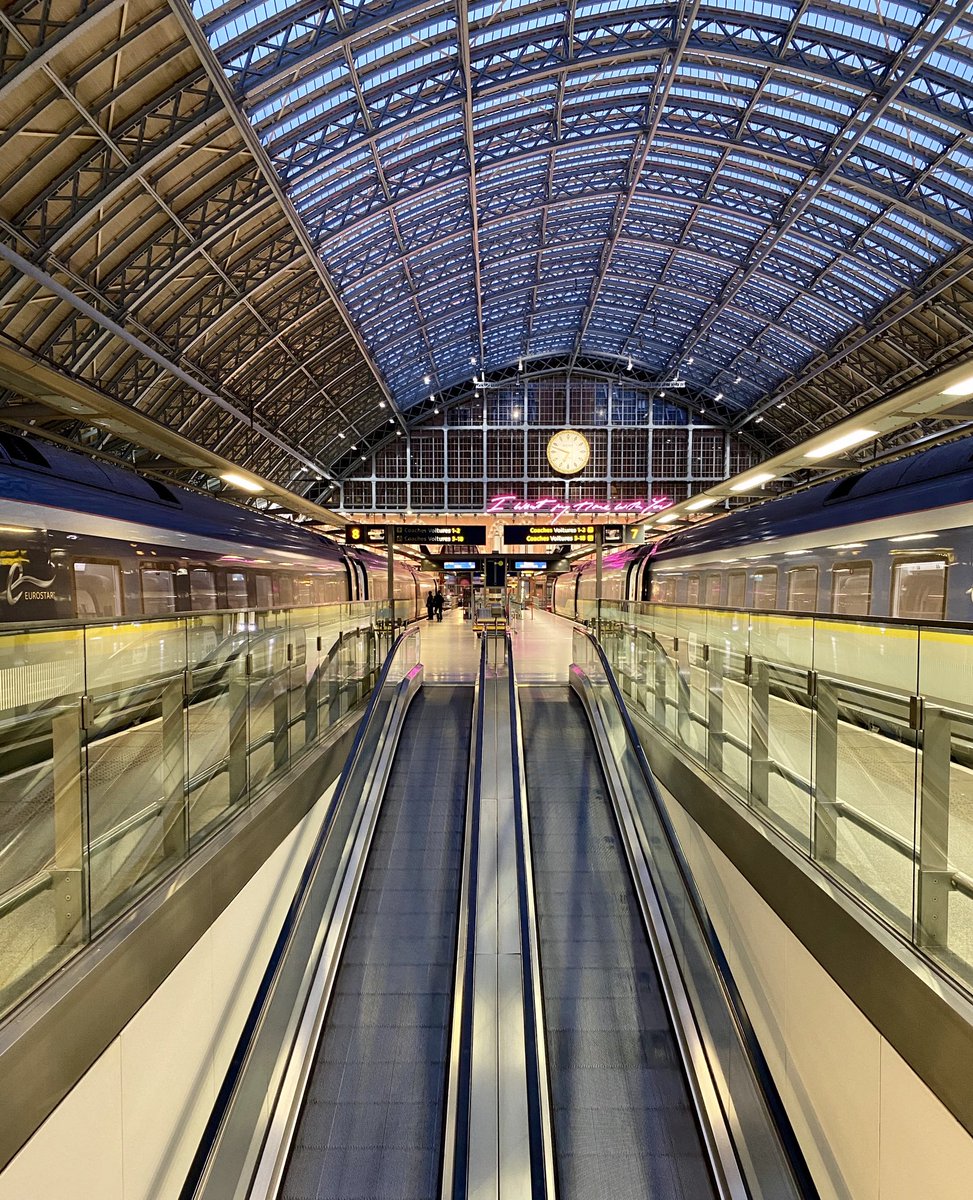 TrainManagerJo's tweet photo. Welcome aboard #Eurostar #ES9004 non-stop to Paris. Doors closing in 5’ and 9008 getting ready next to us. https://t.co/gTRYRSYmgp