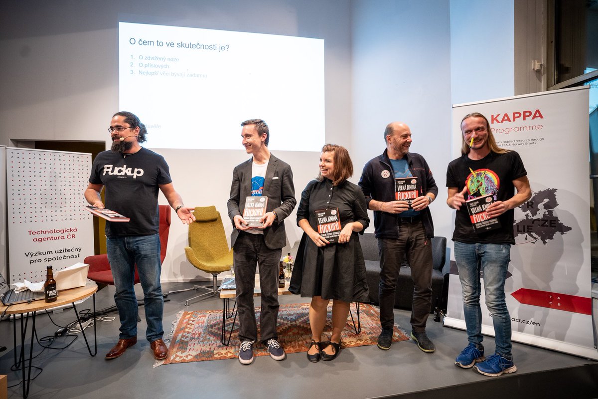 FuckupPrague's tweet photo. Díky @TACR_cz za inspirativní pohled na budoucnost lidstva skrze neuvěřitelné příběhy selhání co ve výhry se obracejí. A za Kubíčkovo nožní gesto 😂 #fuckupprague https://t.co/enWfyxQDCP