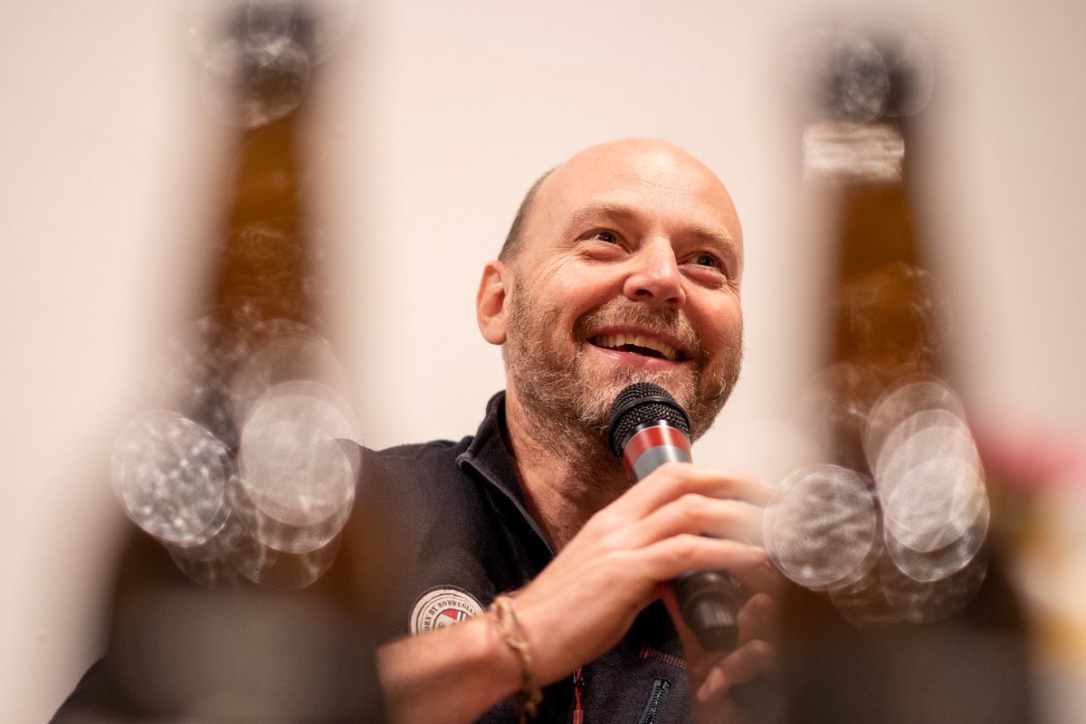 FuckupPrague's tweet photo. Díky @TACR_cz za inspirativní pohled na budoucnost lidstva skrze neuvěřitelné příběhy selhání co ve výhry se obracejí. A za Kubíčkovo nožní gesto 😂 #fuckupprague https://t.co/enWfyxQDCP
