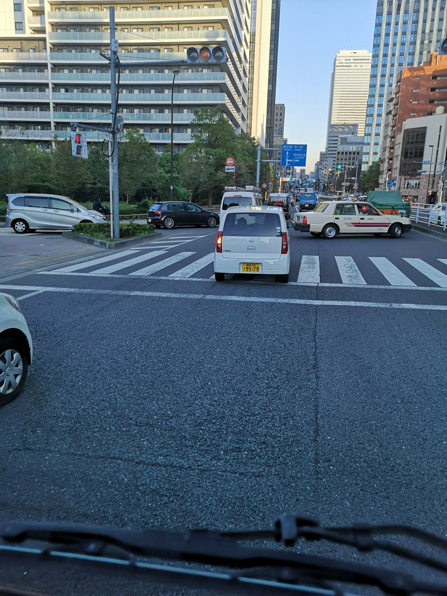 我先にと前がつまっているのに左折して交差点残留！
直進車の進路を塞ぐ迷惑タクシー‼️
京○タクシー