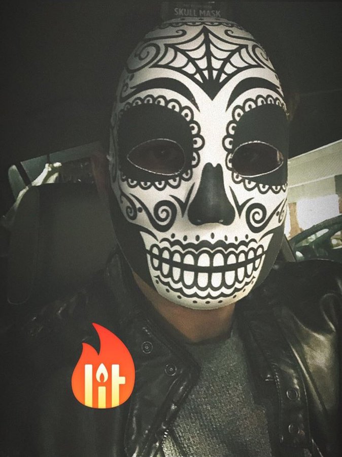 Pdub_Reactions's tweet photo. LOL he just bought this mask for the sake of it and didn't even take the sticker off https://t.co/hUNBVF57mK
