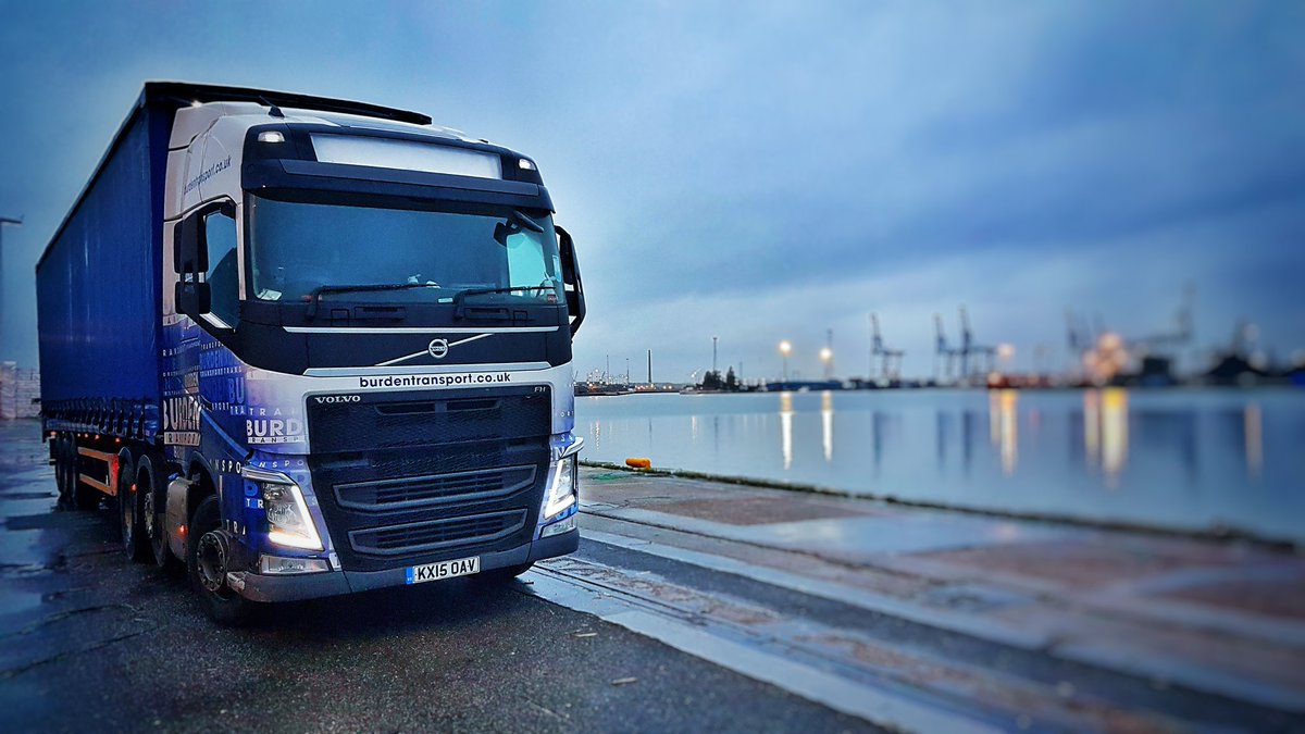 kevteetrucking's tweet photo. Nice damp start to a Friday morning in Tilbury Docks, the weekend is almost here 🤘 #kevtee #roadlegends #docks #tilbury #volvotrucks #truckingyoutuber #fridayfeeling #morescott #lukestopmoaning https://t.co/ny4TIppSWY