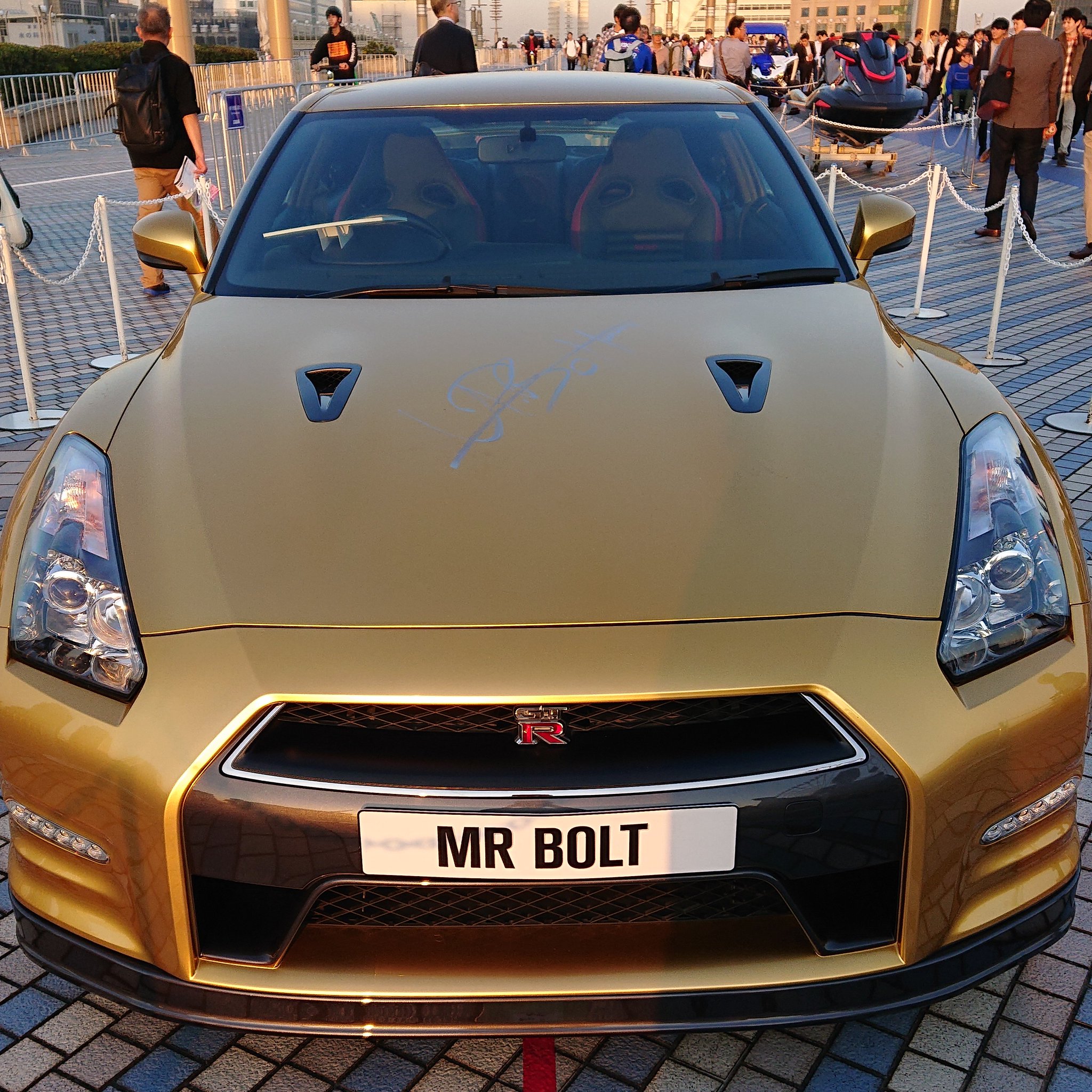 ツナ缶々 Tuna Can ウサイン ボルト氏がプライベートで購入したgtrだそうです ボンネット部分に彼のサインが書かれています