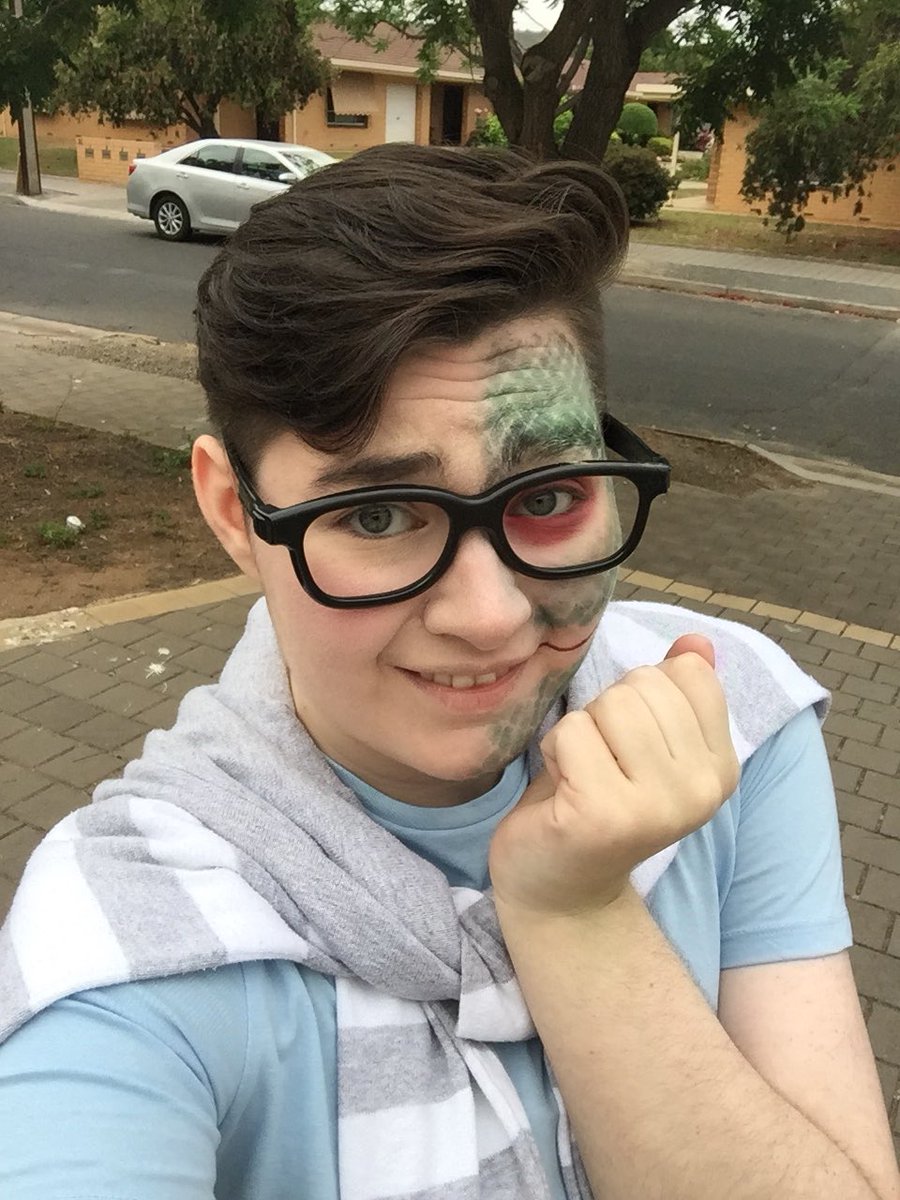 ExploringNebula's tweet photo. Couldn’t decide whether I wanted to be Patton or Deceit from @ThomasSanders Sanders sides this Halloween and then I remembered, I didn’t have to choose! So happy with the scales! https://t.co/oFCsQgYJQv