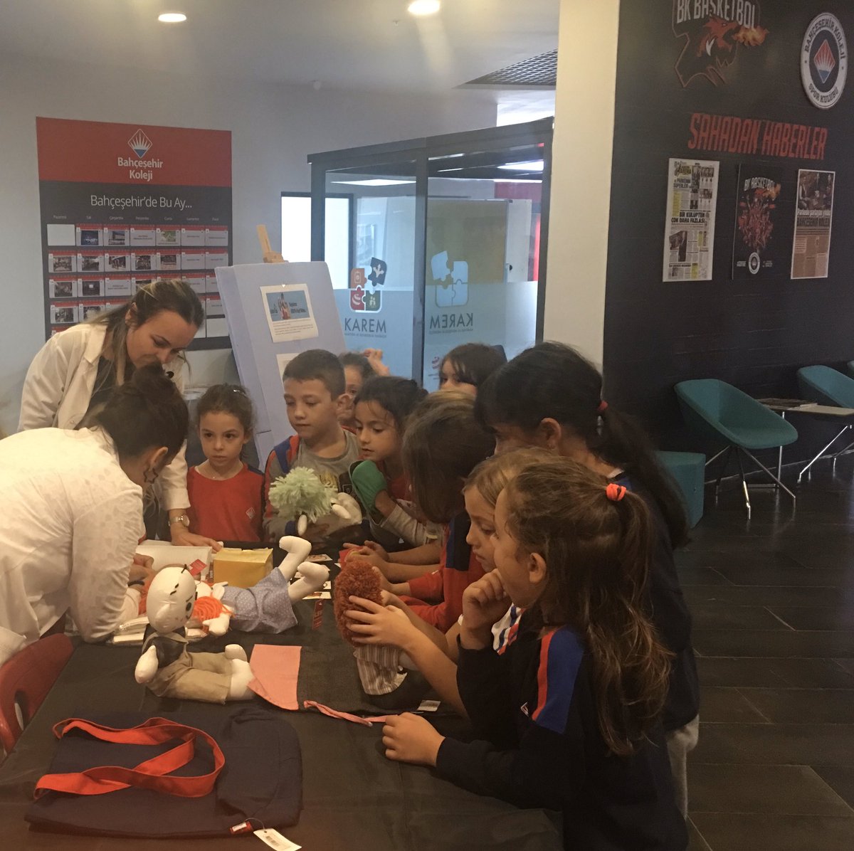 mimarobabk's tweet photo. Fen Bilimleri zümresi olarak “Bir inci LÖSEV” adı altında lösemili çocukların annelerinin hazırladıkları ürünlerin satışını gerçekleştirip, lösemili kardeşlerimize destekte bulunduk. #BirİnciLÖSEV #LösemiliÇocuklarHaftası https://t.co/ncMU9R6Xjr