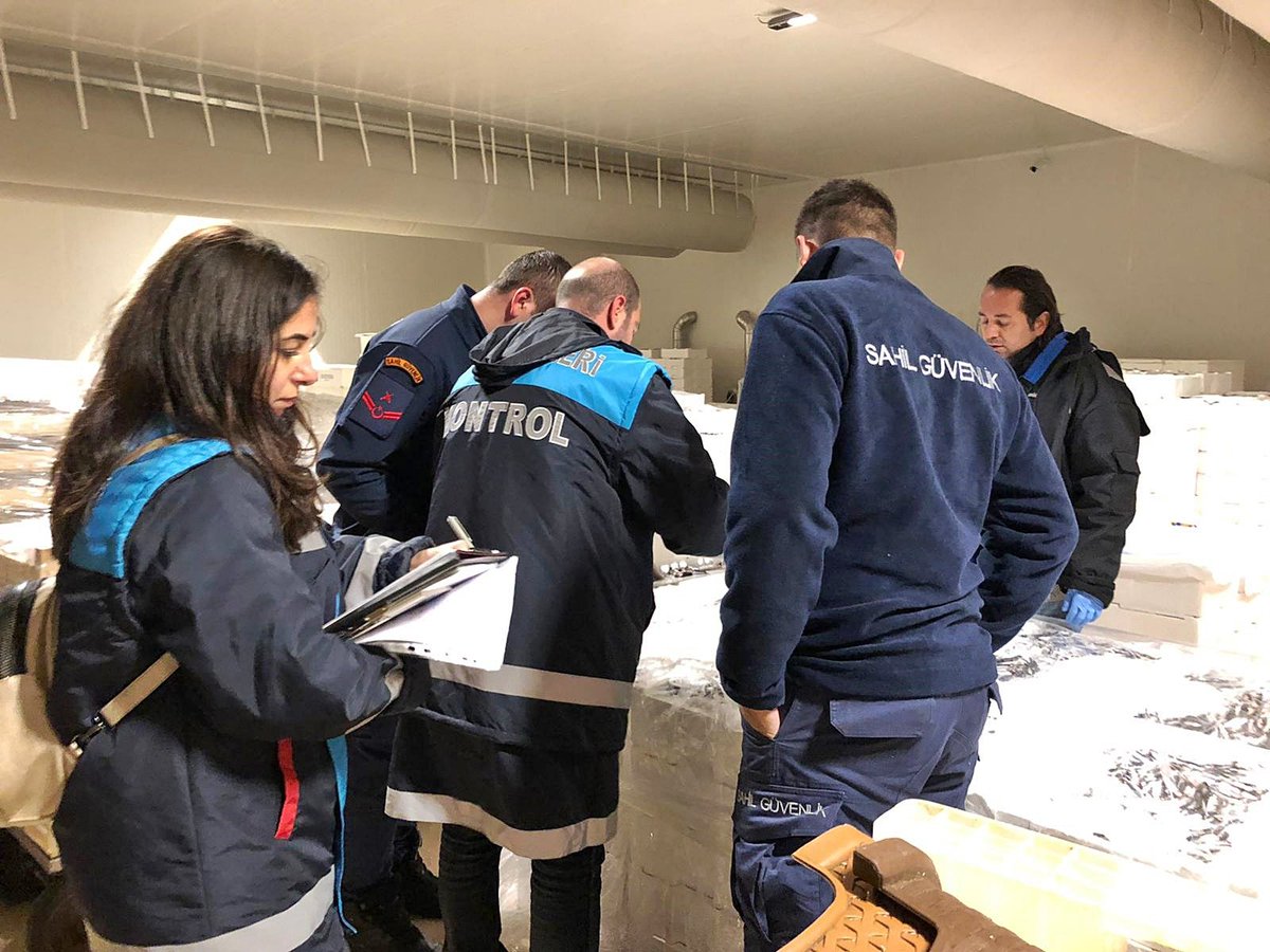 isttarimorman's tweet image. İstanbul İl Tarım ve Orman Müdürlüğümüze bağlı Su Ürünleri Kontrol Görevlileri, Gürpınar Su Ürünleri Hali’nde çeşitli denetimler gerçekleştirdi.

1380 Sayılı Su Ürünleri Kanunu kapsamında yapılan denetimlerde; boy yasaklarına uymayan toplam 8.5 ton balığa el koyuldu.