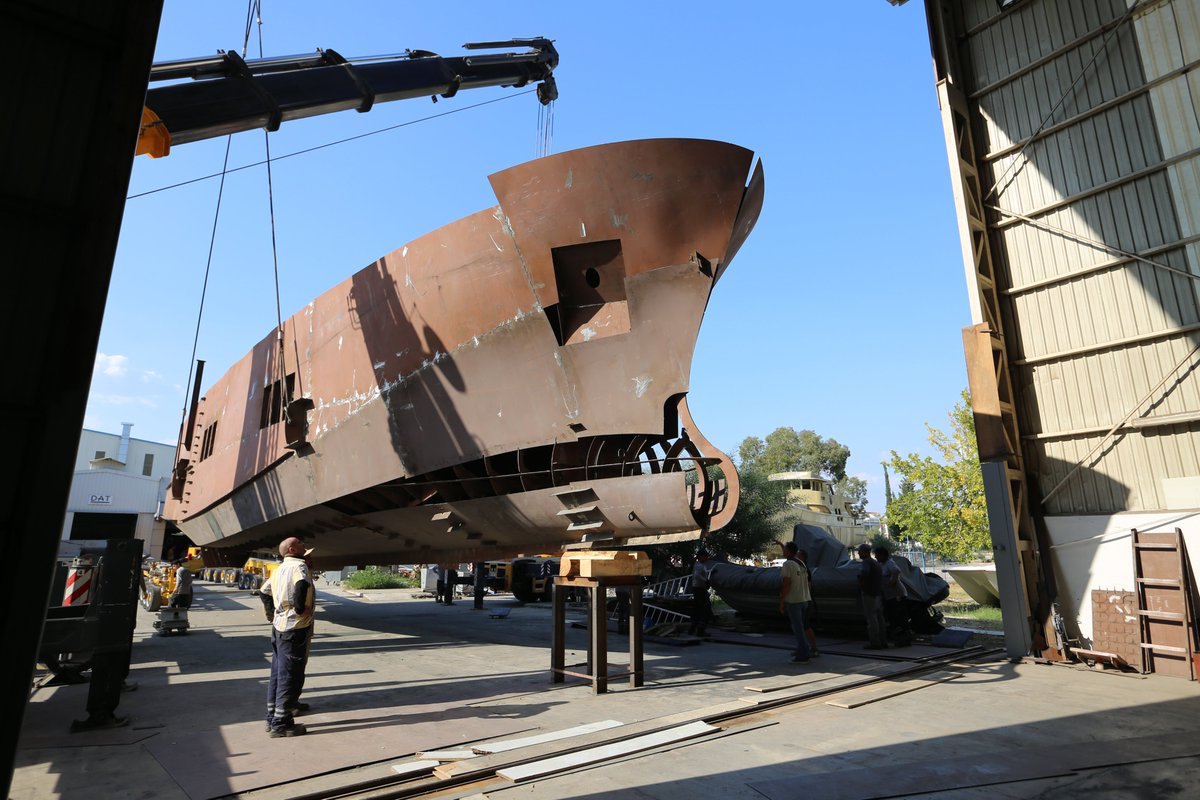 BeringYachts's tweet photo. Hull turning of Bering 73. Length overall 22.25 m. Soon she will be ready to cross the sea in range 4,000 nautical miles at cruise speed 9 knots. #bering #hullturning #hull #coastal #bering73 #shipyard #steelhull #steelboat #customyacht #steelyacht https://t.co/9Ek2h5ATEG
