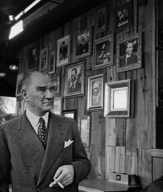 beyazpaylasim's tweet photo. Sen koskoca Atatürk ol,
Atlantiğin ve geometrinin kitabını yaz..

90 derecelik açı çizmesini bilmeyen
ilkokul sığırları seni eleştirsin.. !!

#MustafaKemalAtatürk ♥️ https://t.co/Z4PVtIxdlV