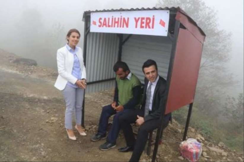 İyi ki iyiler var..

#Ordu 'nun #Gürgentepe  ilçesinde yaz kış yağmur çamur bilmeden aynı yerde bekleyip gelen geçen araçlara selam veren Salih'in, yağan yağmurdan korunması için kaymakam Nursel Özdemir tarafından bekleme durağı yaptırıldı...