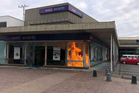 MuArF's tweet photo. Les braises de ces 12 derniers jours fument encore à travers tout le territoire, et si comment les raviver et les étendre est une quest° qui se pose certainement aux compa sur place,  envoyer jusque là-bas un vent de solidarité pourrait bien être la nôtre. https://t.co/MP6pMLJyk9 https://t.co/UHBflRUPcd