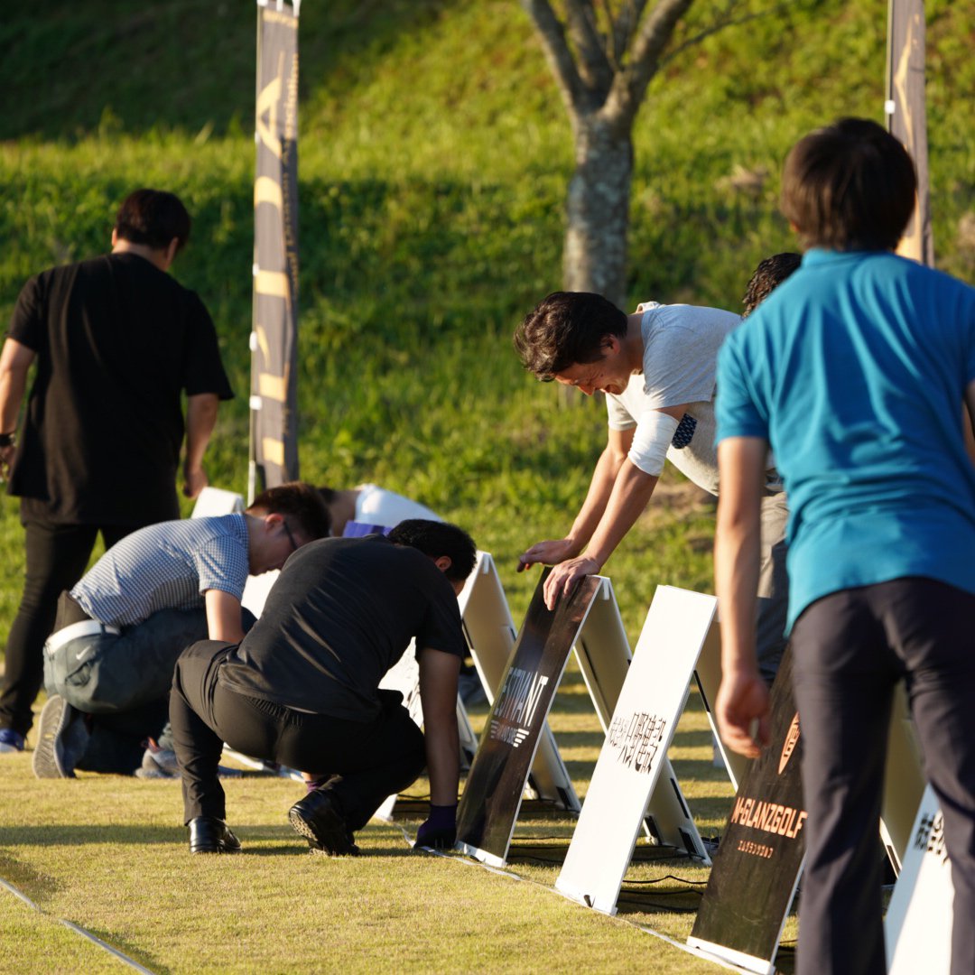 prodracon's tweet photo. たくさんのプロが設営を手伝ってくれました。

スポンサー様へも1年間の感謝を込めて、バナーを設置します。
#JPDA #ドラコン #ドライバー 飛距離アップ #ドライバーレッスン #飛距離アップレッスン #ゴルフレッスン #longdrive #ロングドライブ https://t.co/ARsyQUjoxw