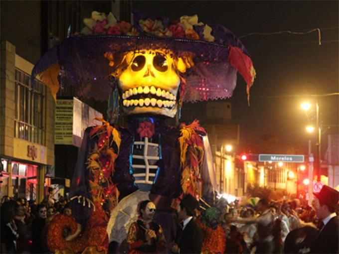 Nigromante18's tweet photo. La muerte no existe cuando las personas habitan nuestro corazón.
#DiaDeMuertos 
#EstoesMexico https://t.co/b3n38PwAtO