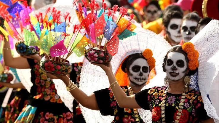 Nigromante18's tweet photo. La muerte no existe cuando las personas habitan nuestro corazón.
#DiaDeMuertos 
#EstoesMexico https://t.co/b3n38PwAtO