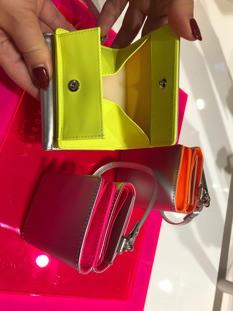 博多阪急 A Twitteren クベラ9981 期間限定ショップ 本日ご紹介するのは3つ折財布です コンパクトな大きさはバッグの大きさに左右されず Boxタイプの小銭入れは見やすく 開けるとネオンカラーが際立ちます 3つ折り財布 16 500円 11 19 火 まで 1階 さいふ