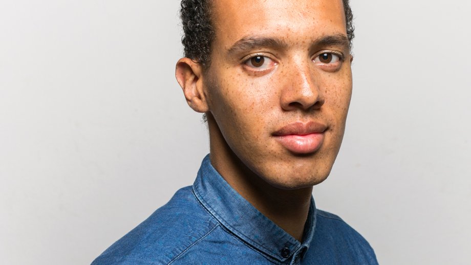 Rapper og forfatter Gaël Faye var 13 år da han flyktet fra Burundi til Paris. Med utgangspunkt i sin egen oppvekst skrev han den prisvinnende boka «Lille land». 4. november møter du han i samtale med Doriansgrave om litteraturens og musikkens kraft: bit.ly/2qVvcYi