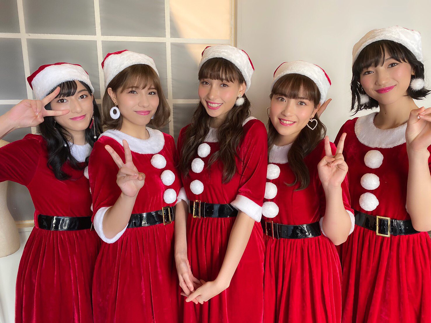 Aiko チュニキャン なんと ローソン沖縄さんのクリスマスケーキtvcm 沖縄県内限定 に出演させていただいています 今日からサブスクの先行配信が始まったカップリング曲 Snowflakes がcmソングになっています Youtubeにcmの映像あるので