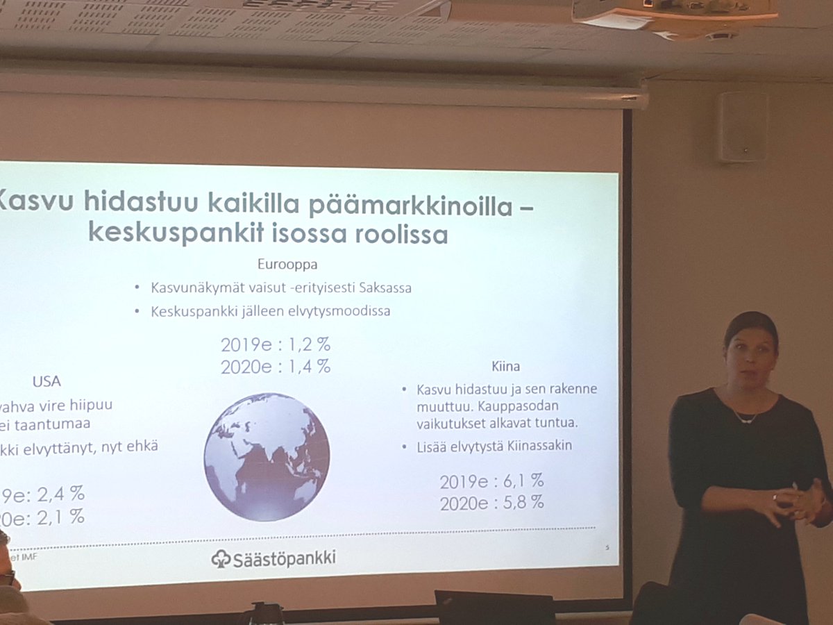 markku_hakola's tweet photo. Jyväskylässä talouden näkymistä kertomassa pääekonomisti Henna Mikkonen. Kiitos mukana olleille. @SpOptia #säästöpankki #tahdonasialla https://t.co/zfyCOSKEr4